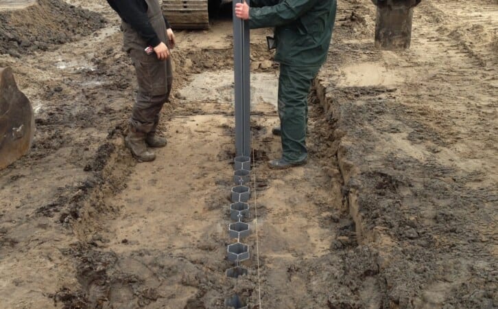 kwelscherm wordt in de grond gezet
