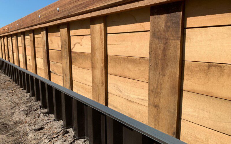 Kunststof beschoeiing met houten ombouw
