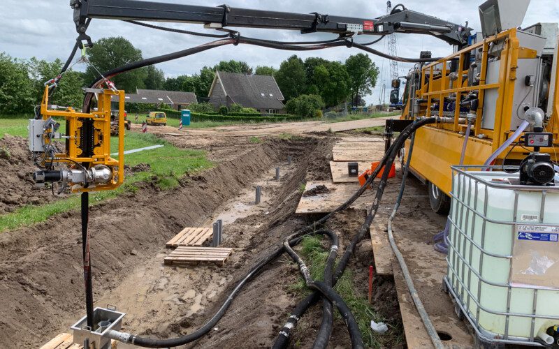 Materieel met slangen aangesloten op een Prolock Delta Filterscherm-element bij Salmsteke