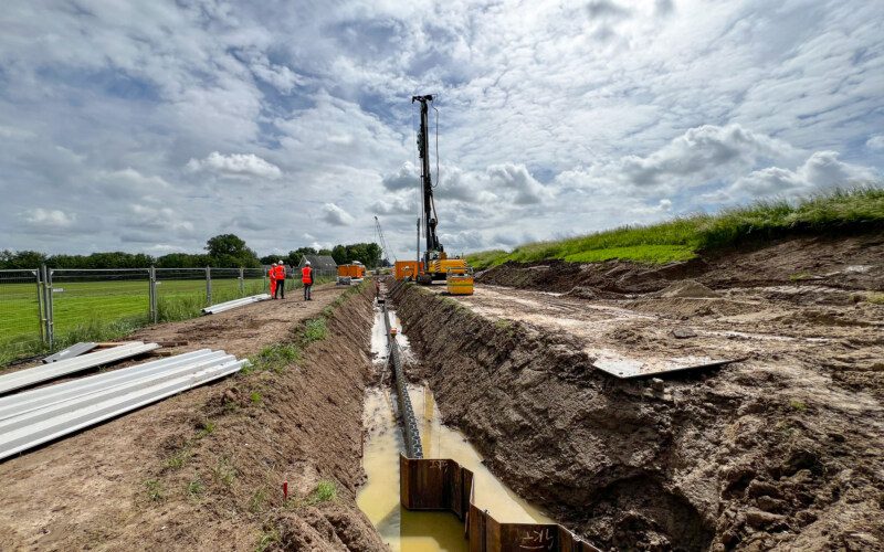 Prolock Delta Filterscherm in een met water gevulde sleuf langs de dijk bij Salmsteke