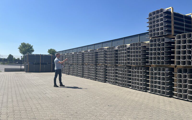 Stapels met omega damwanden